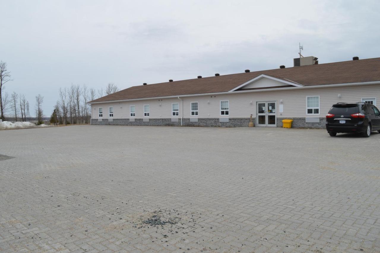 Auberge Macdonald Guest Inn Iroquois Falls Exteriör bild